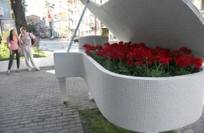 Sculpture "Piano in bushes"