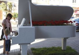 Sculpture "Piano in bushes"