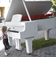 Sculpture "Piano in bushes"
