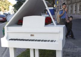Sculpture "Piano in bushes"