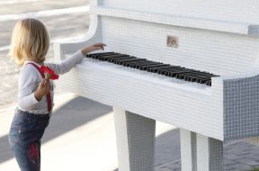Sculpture "Piano in bushes"