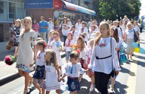 Участники парада вышиванок