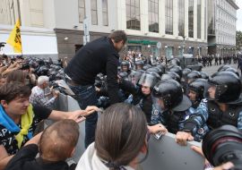 Participants of the meeting try to break the cordon of militia