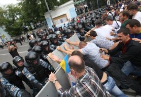 Participants of the meeting try to break the cordon of militia