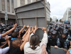 Participants of the meeting try to break the cordon of militia