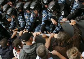 Participants of the meeting try to break the cordon of militia