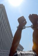 Наручники на руках участника акции