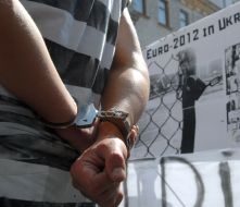 Наручники на руках участника акции