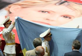 The honoured guard brings the flag of Ukraine