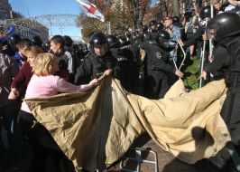 Militia employees take away tents