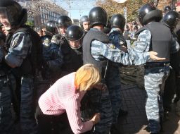 Militia employees take away tents