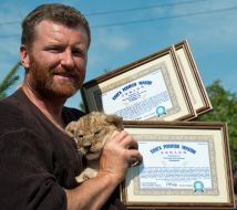 Александр Пылышенко  с дипломами Книги рекордов Украины