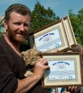 Александр Пылышенко  с дипломами Книги рекордов Украины