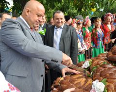 Vasiliy Yaduha cut loaf