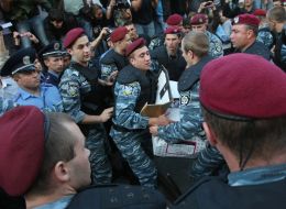 «Беркут» разгоняет участников благотворительной распродажи футболок