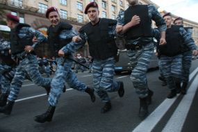 «Беркут» разгоняет участников благотворительной распродажи футболок