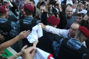 «Беркут» разгоняет участников благотворительной распродажи футболок