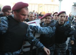 «Беркут» разгоняет участников благотворительной распродажи футболок