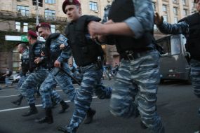 «Беркут» разгоняет участников благотворительной распродажи футболок