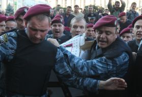 «Беркут» разгоняет участников благотворительной распродажи футболок