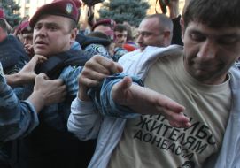 «Беркут» разгоняет участников благотворительной распродажи футболок