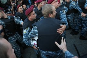 «Беркут» изымает коробки с футболками