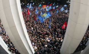 Потасовка между спецназом и митингующими