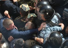 Потасовка между спецназом и митингующими