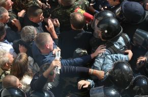 Потасовка между спецназом и митингующими