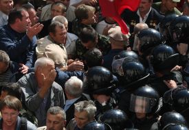 Потасовка между спецназом и митингующими