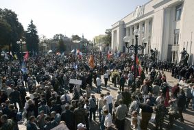 Бойцы спецподразделения «Беркут» преграждают путь к зданию ВР  митингующими