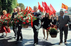 Petr Simonenko  places flowers