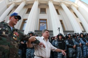 Бойцы "Беркута" и участники митинга