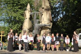 Schoolboys near the monument to partisans