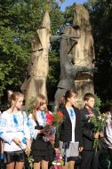 Schoolboys near the monument to partisans
