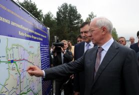 Николай Азаров смотрит схему автомобильной дороги