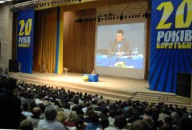 Олег Тягнибок выступает со сцены 