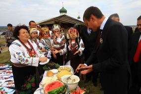 Mihail Papiyev tries to treat 