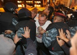 Clash with protesters "Berkut"
