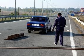 Вырванная железная балка