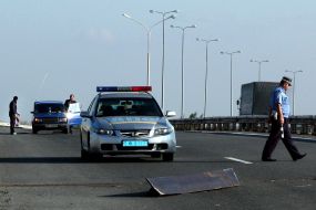 Вырванная железная балка