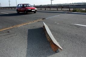 Вырванная железная балка