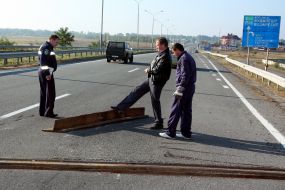 Вырванная железная балка