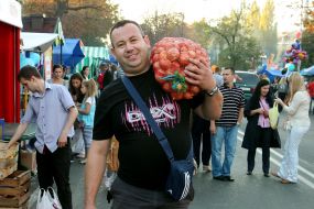 A man carries the sack of onion