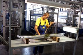 Робітник запаковую лижі