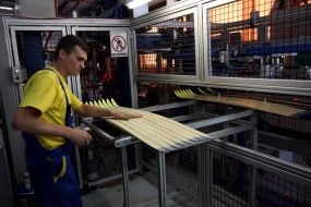 Робітник перевіряє лижі