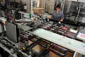 Робітниця цеху з виготовлення лиж