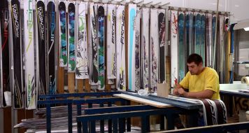 У цеху по виготовленню лиж