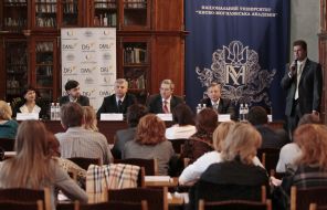 The project opening ceremony participants