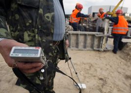 Dosimetrist demonstrates the level of radiation